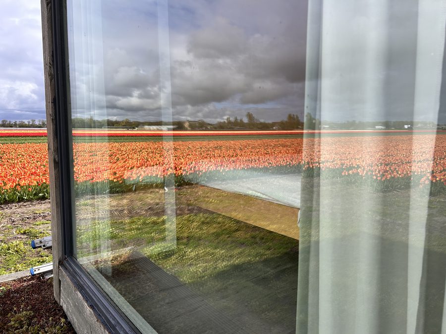 Raam met reflectie